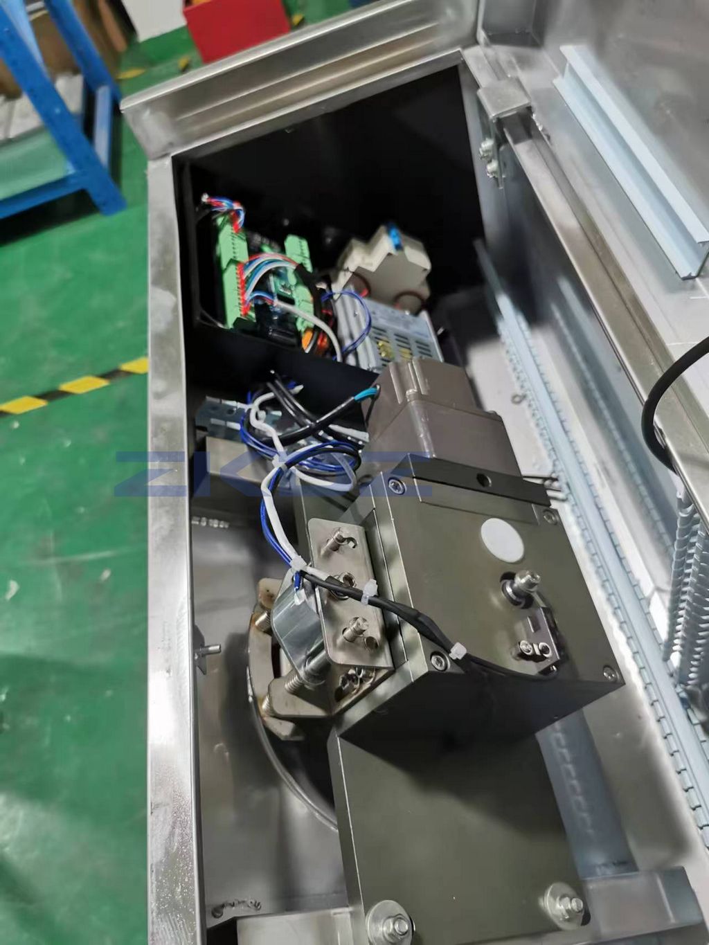 Automatic motorized gate turnstile with intelligent anti-pinch safety sensors